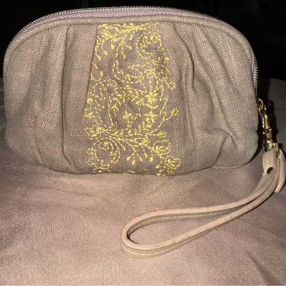 Victoria Secret taupe canvas w/goldtone hardware zip around wristlet NWOT - Picture 2 of 14